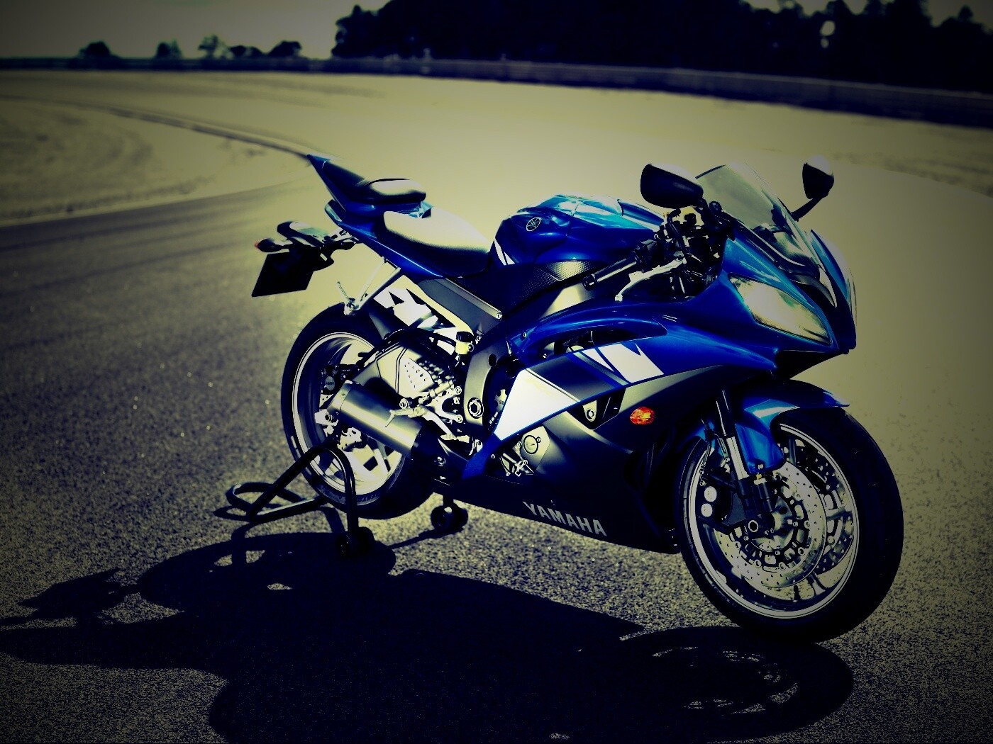 Мотоцикл Ямаха с блокиратором заднего колеса обои