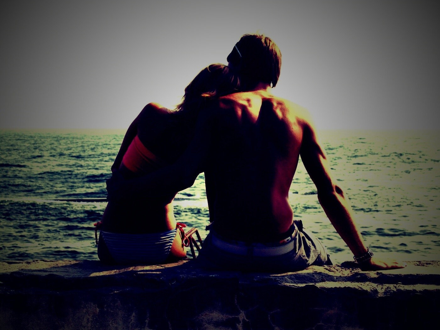 Девушка и парень у моря обои