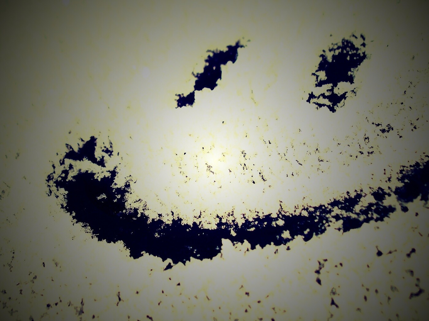 Смайлик на заснеженном стекле обои