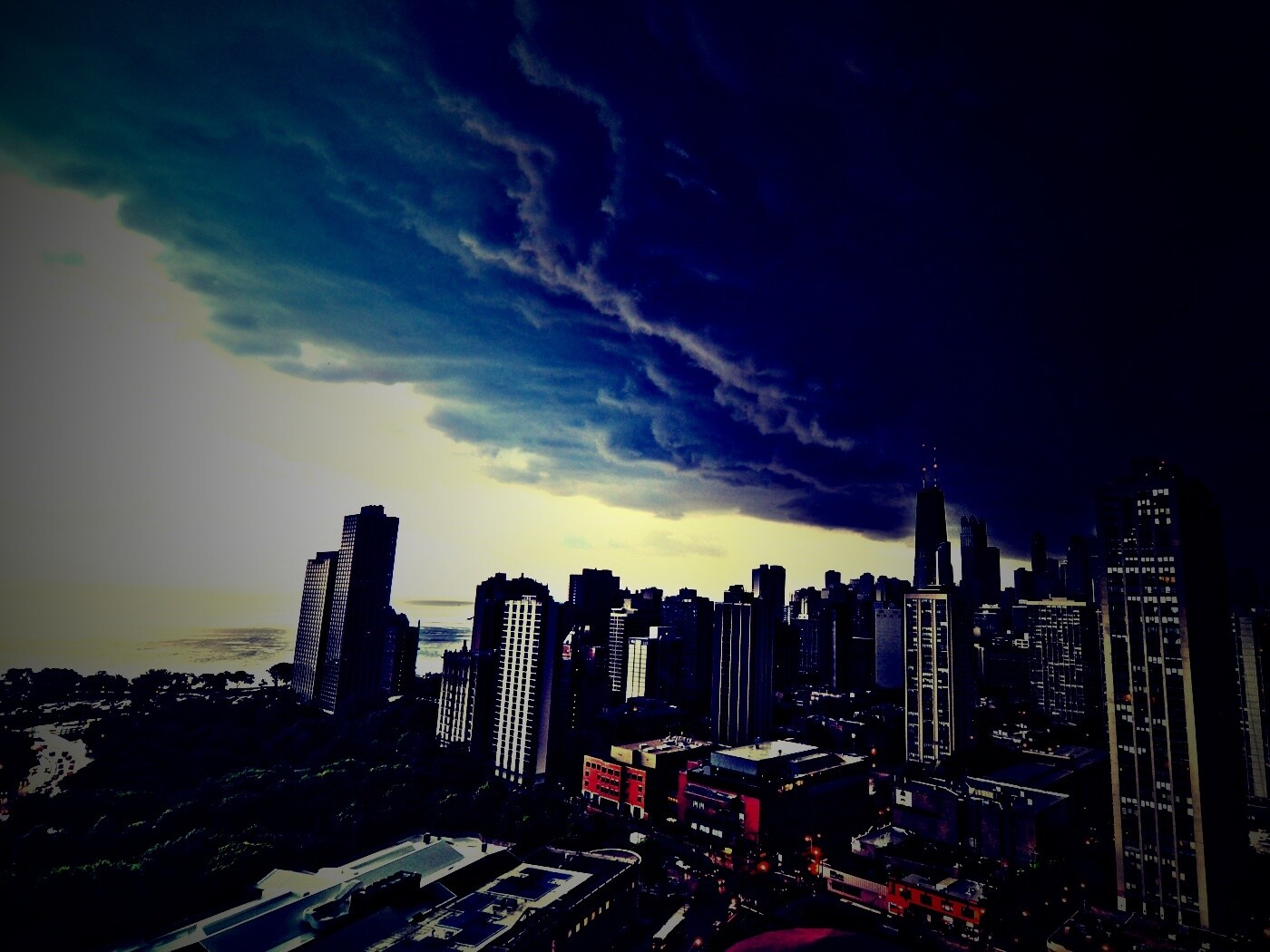 Туча над городом обои