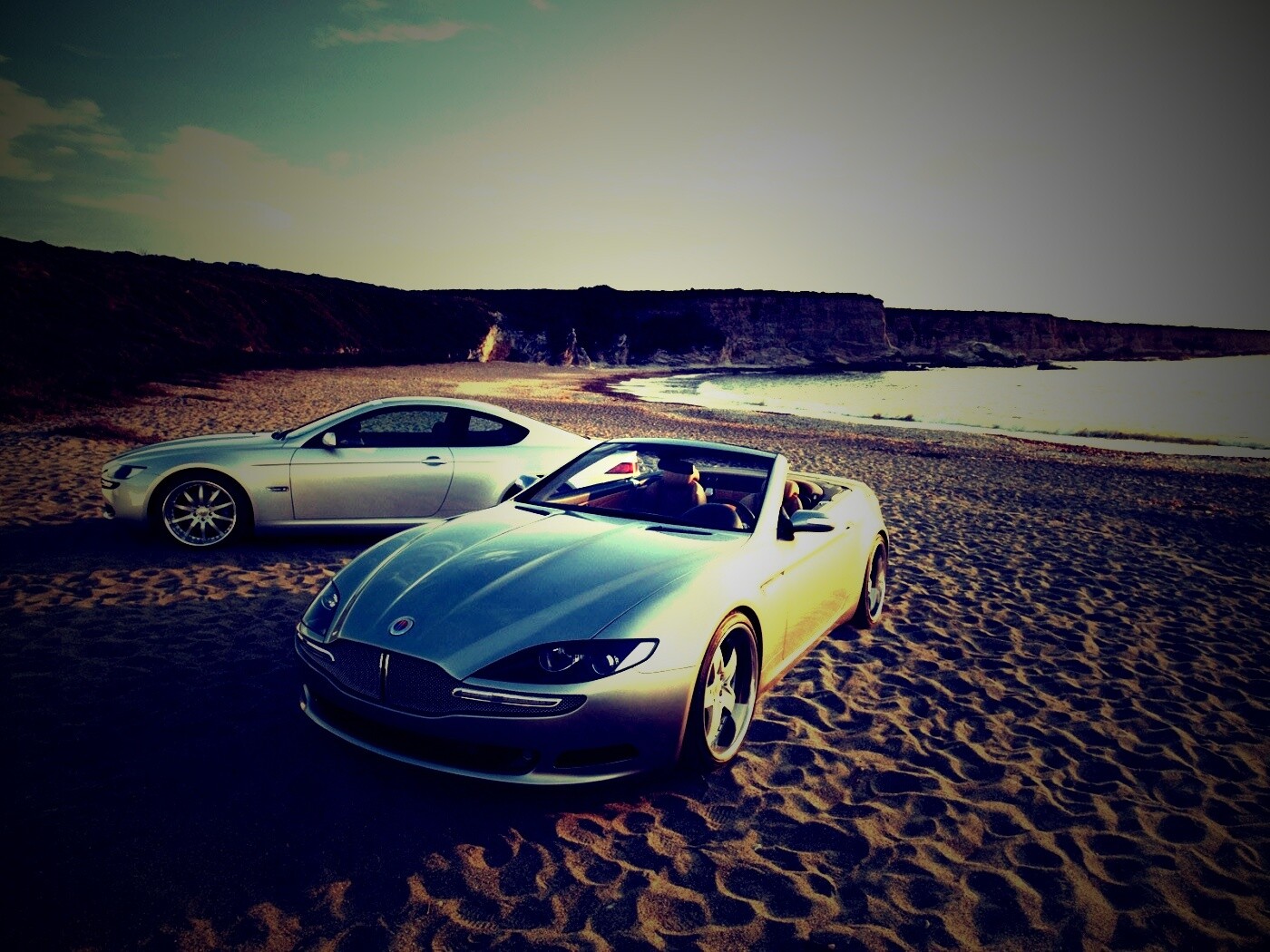 Два спорткара на берегу моря обои