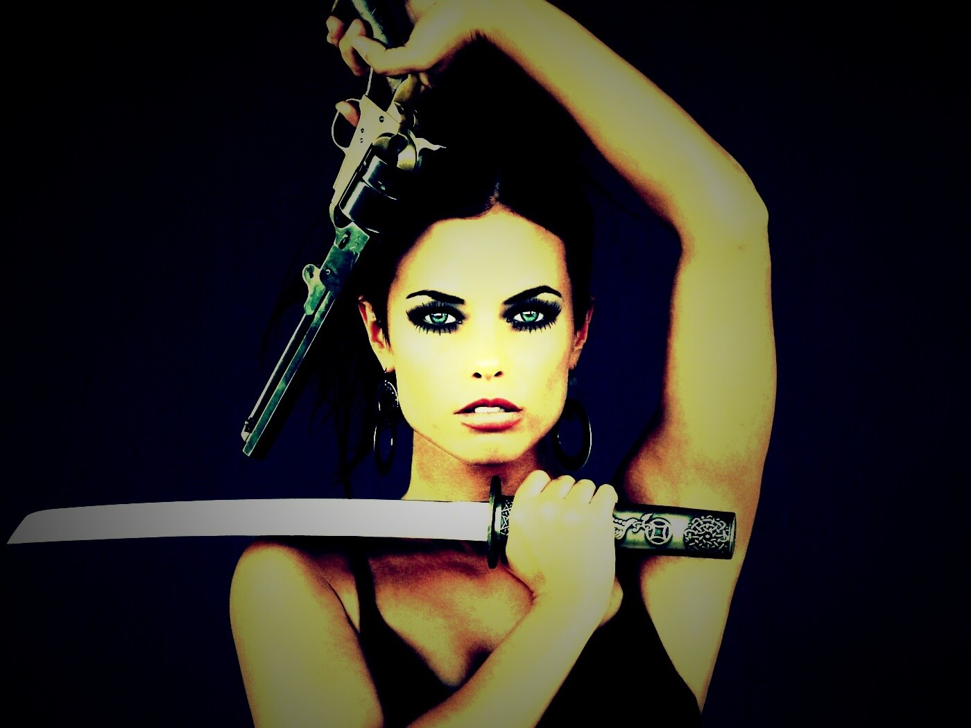 Девушка с мечом и пистолетом обои