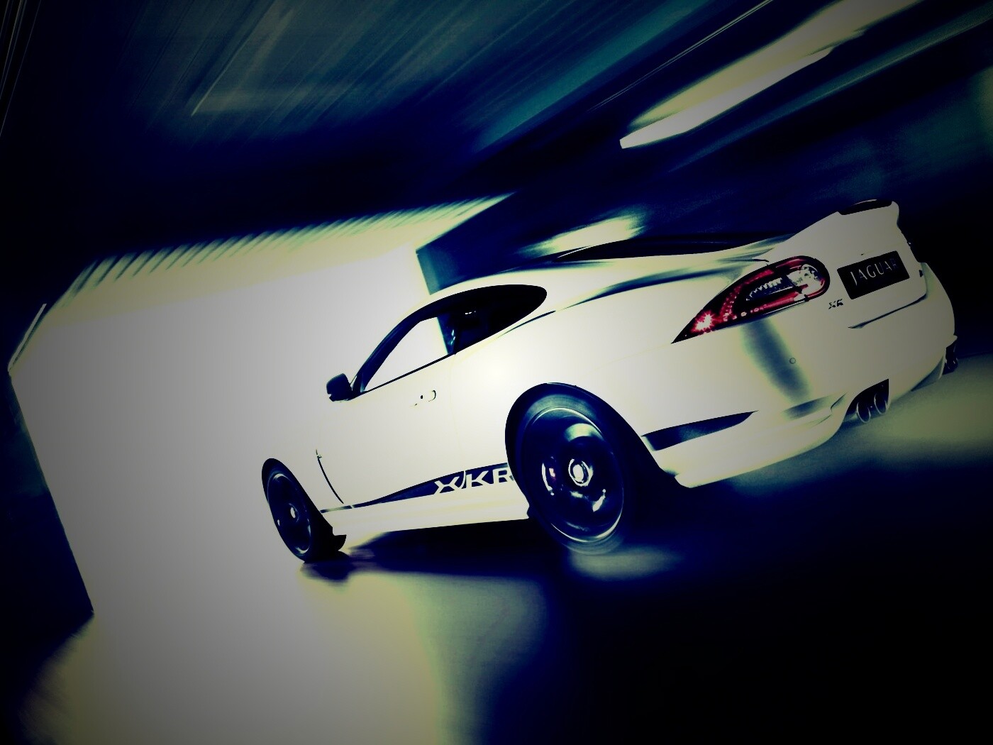 Белый ягуар в гараже обои