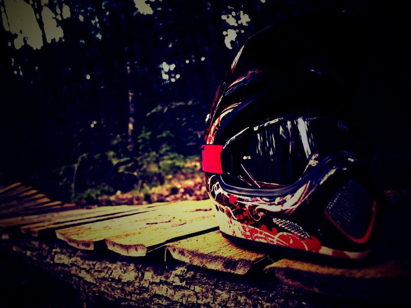 Шлем на лесной велотрассе обои
