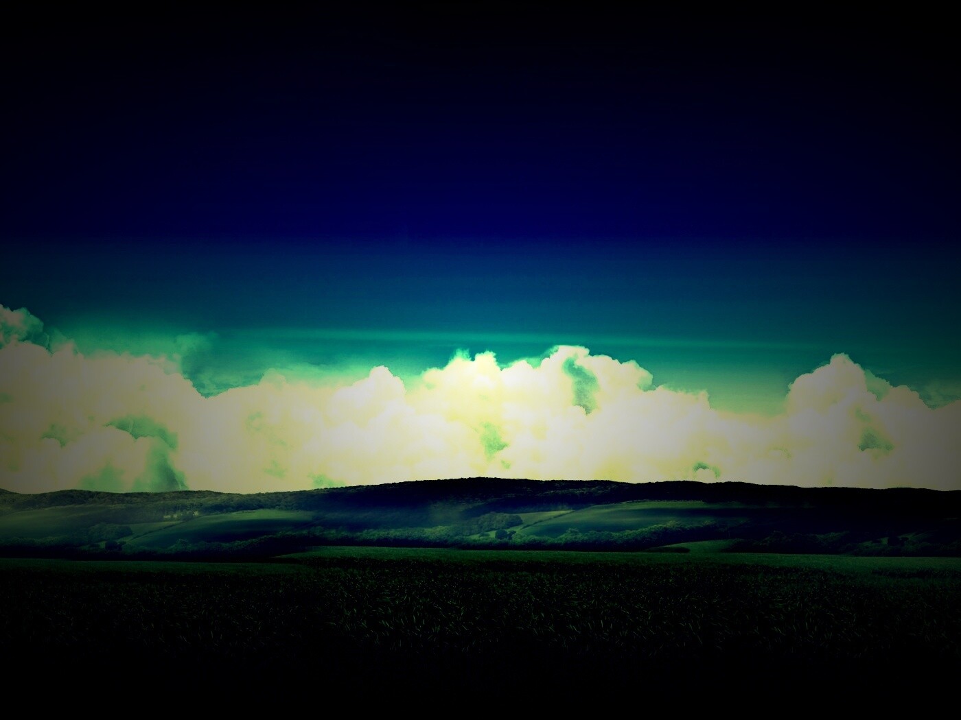 Облака у самой земли обои