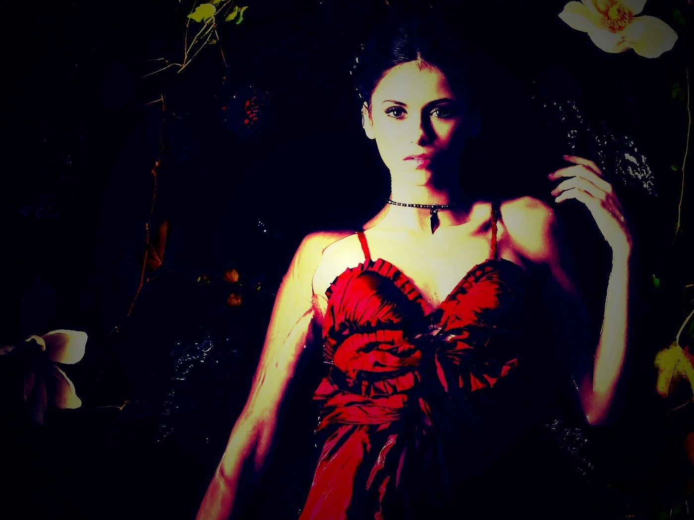 Женщина в красном платье обои