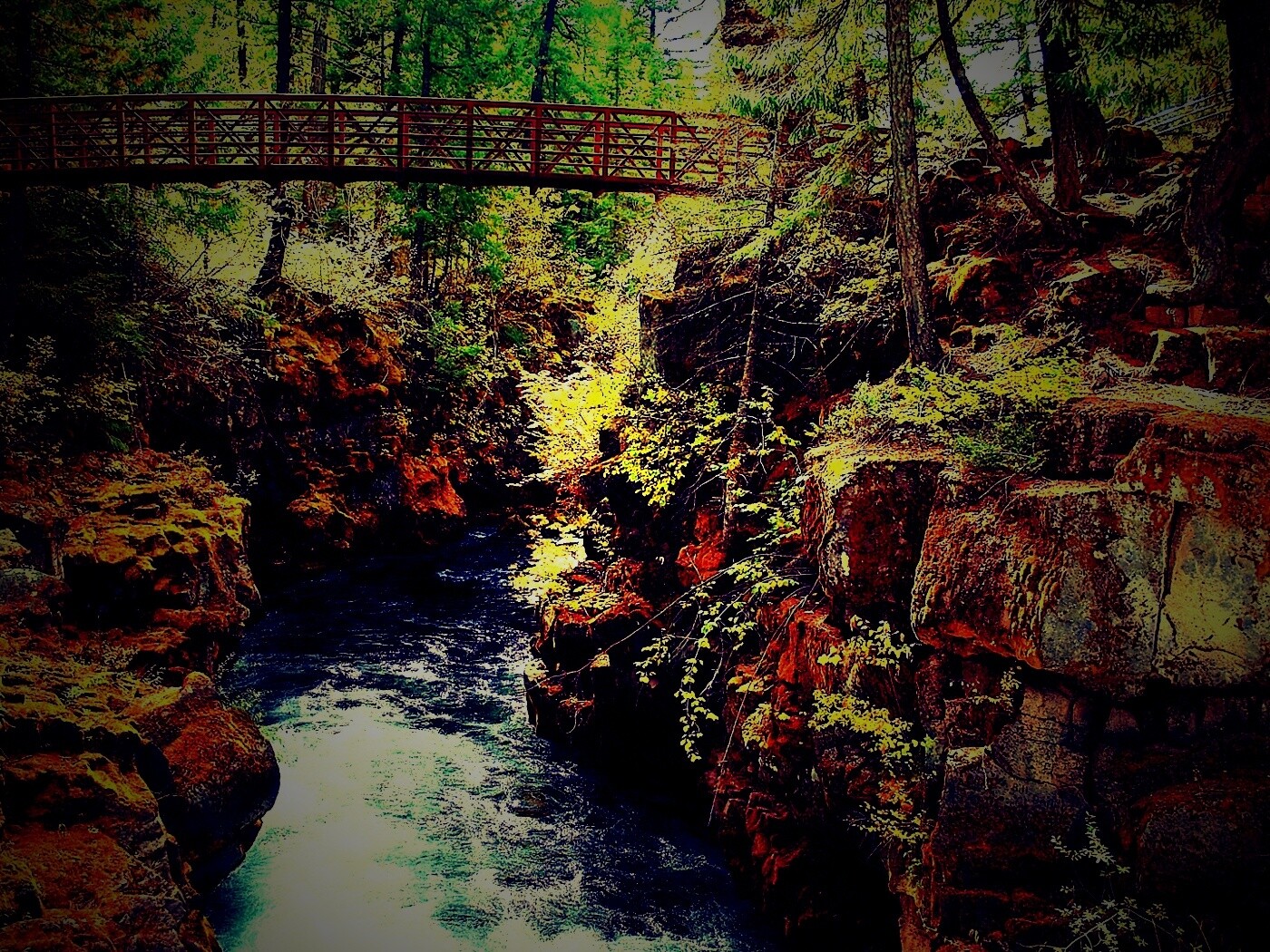 Мостик через реку в лесу обои