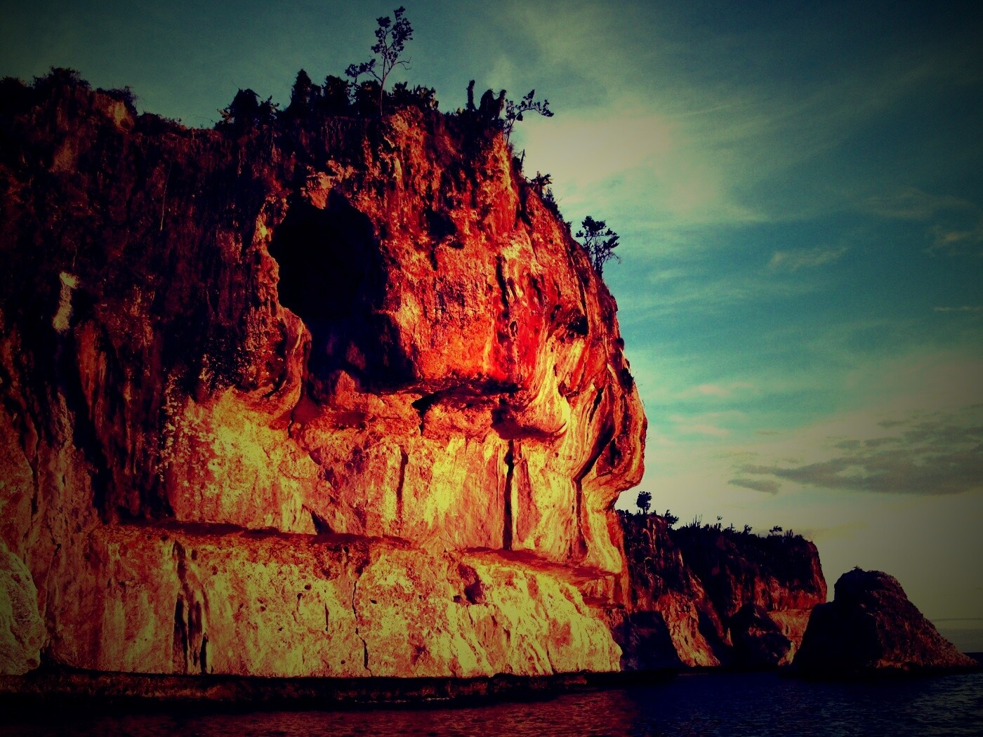 Пещера в скале над морем обои