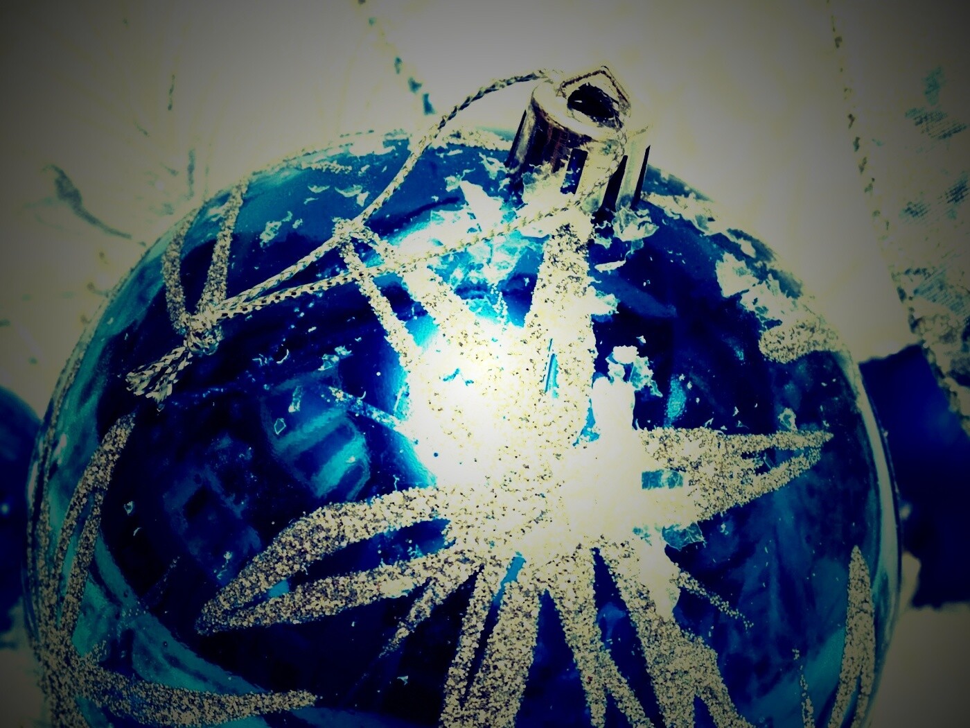 Синий елочный шар обои