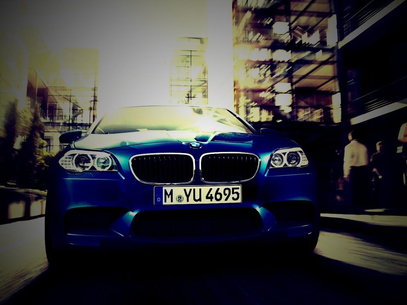 BMW покоряет городскую улицу обои