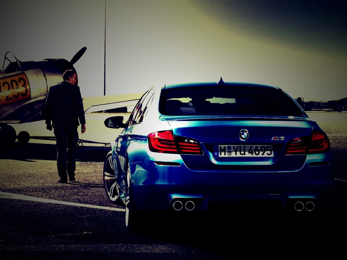 BMW F10 M5 на аэродроме обои