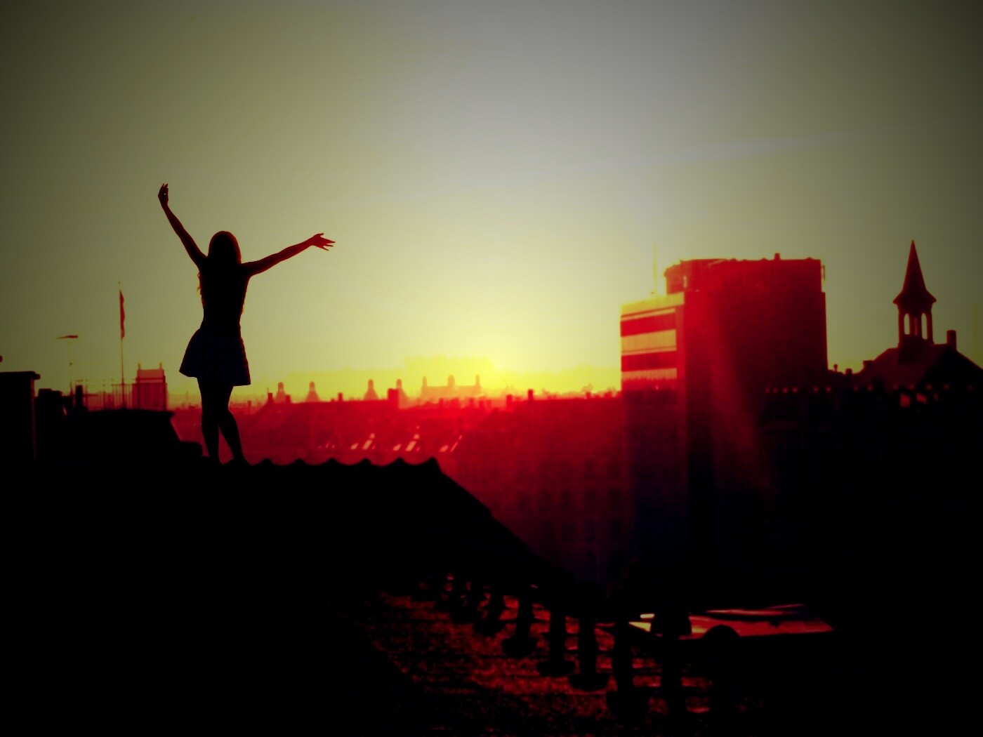 Девушка на крыше обои