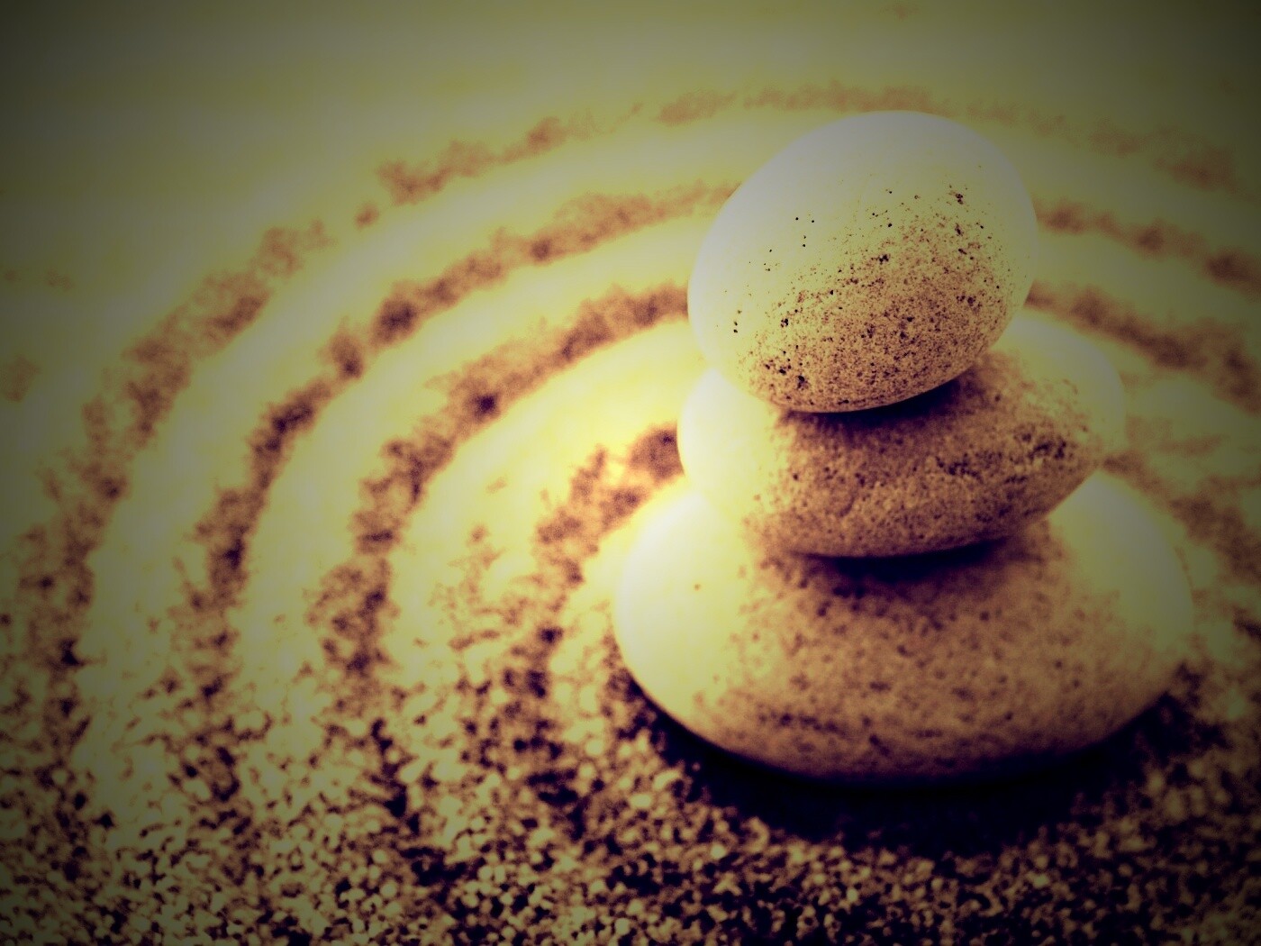 Пирамидка в саду камней обои