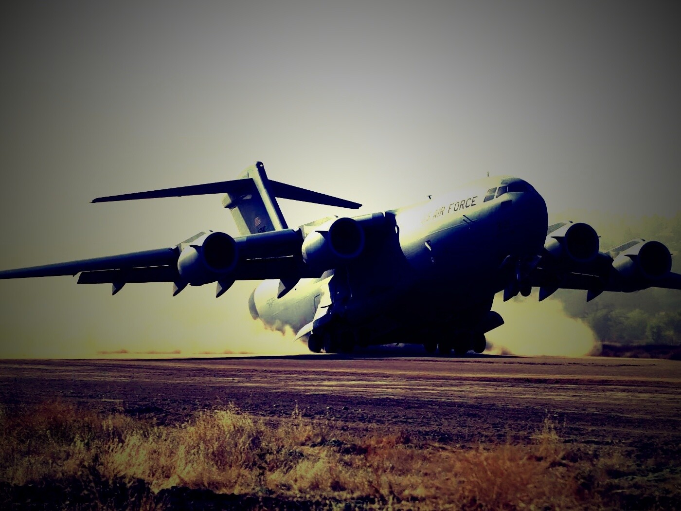 Грузовой самолёт на посадке обои