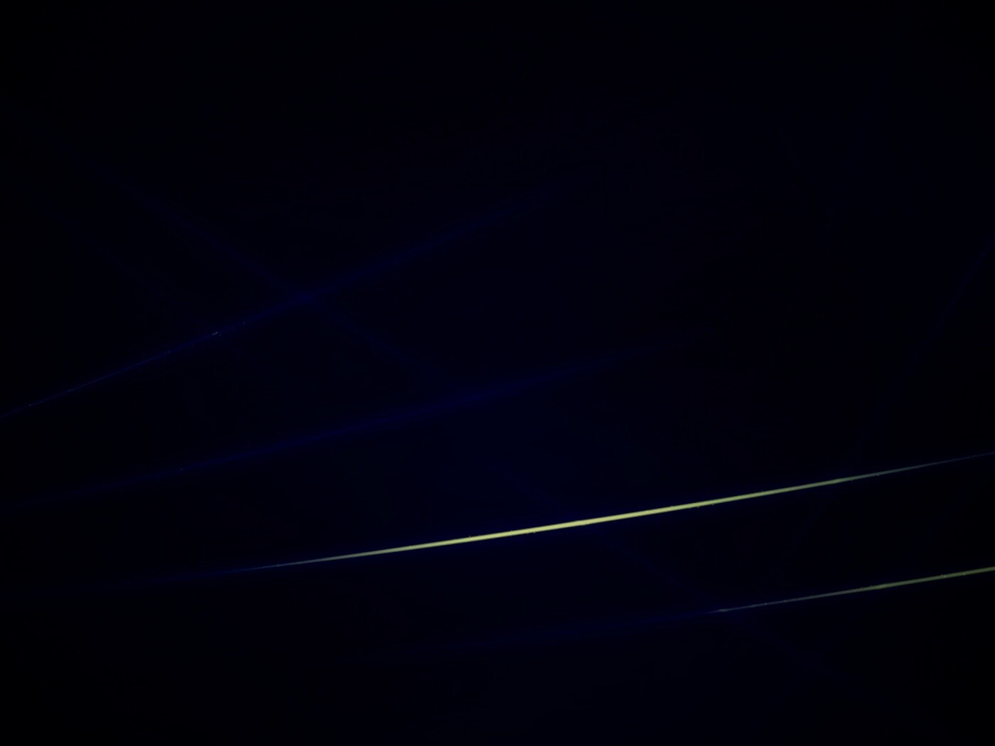 Лучи света на грязно-зелёном свете обои