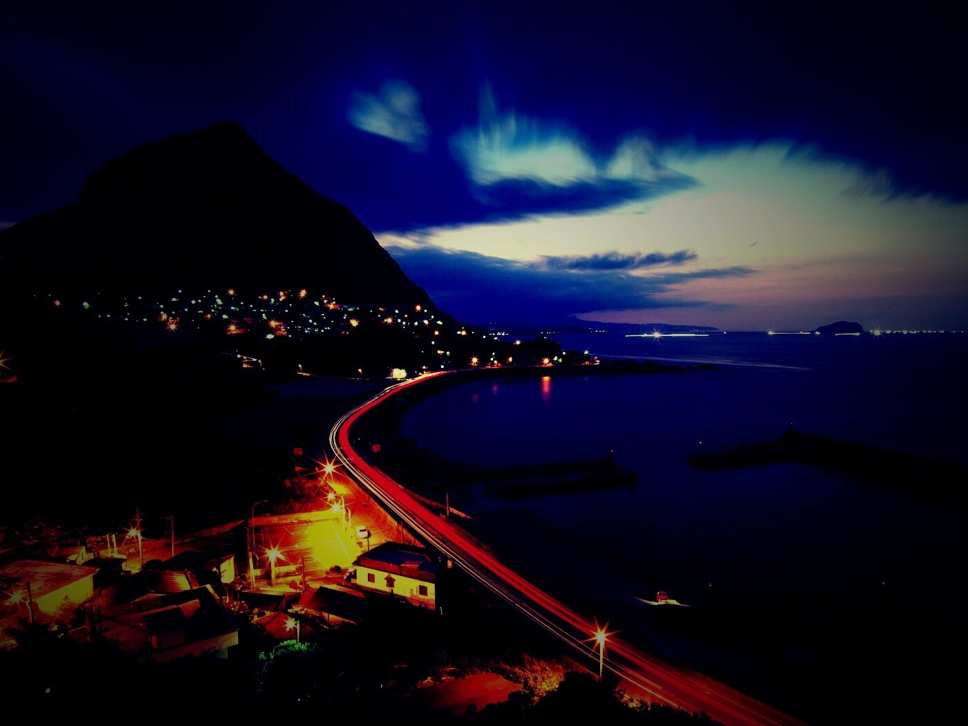 Городок у моря обои