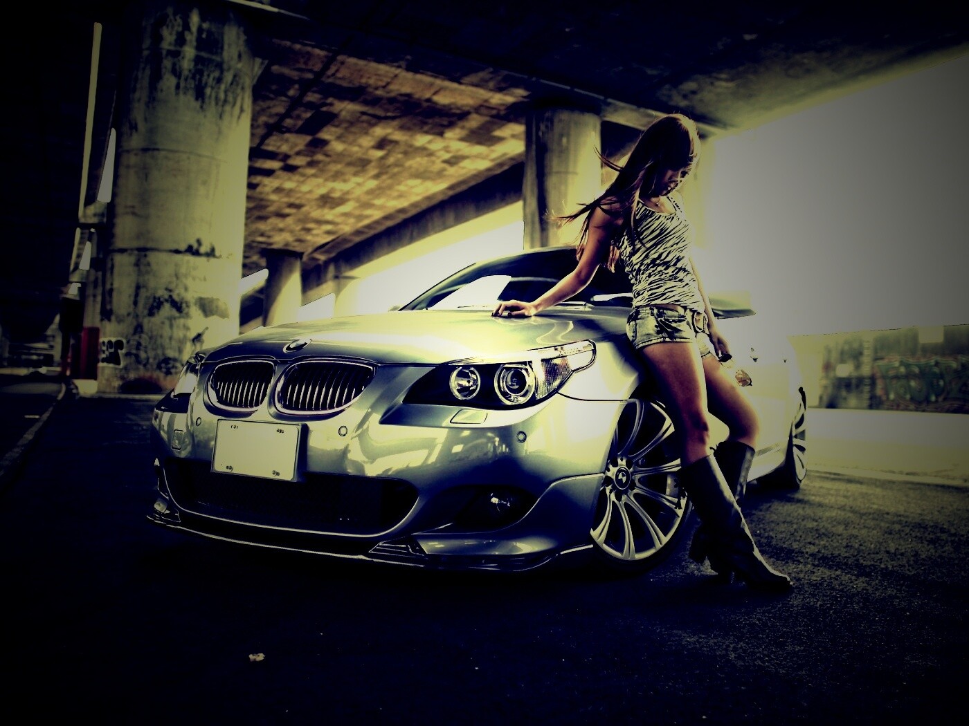 Девушка у BMW обои