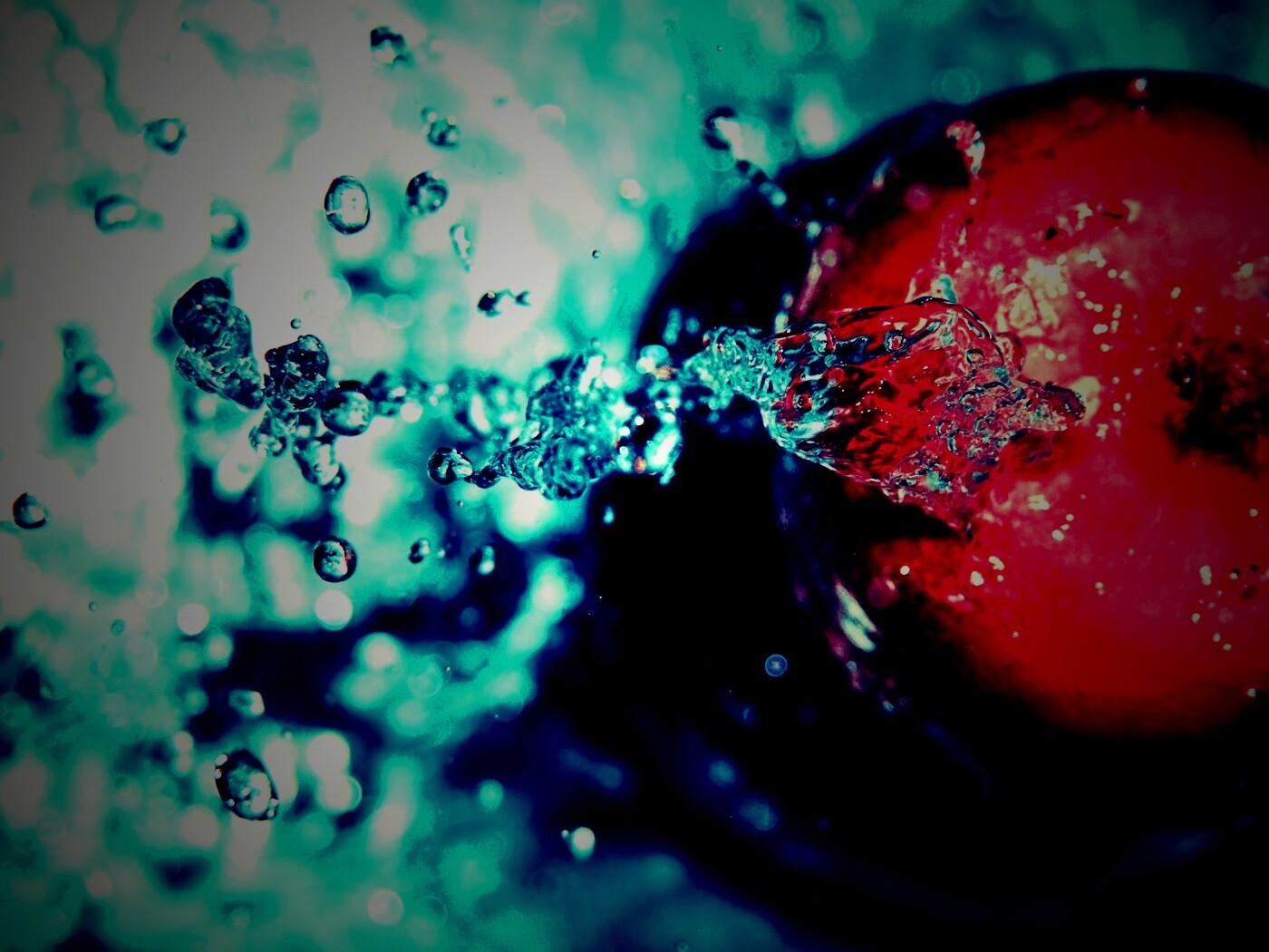 Брызги на яблоке обои