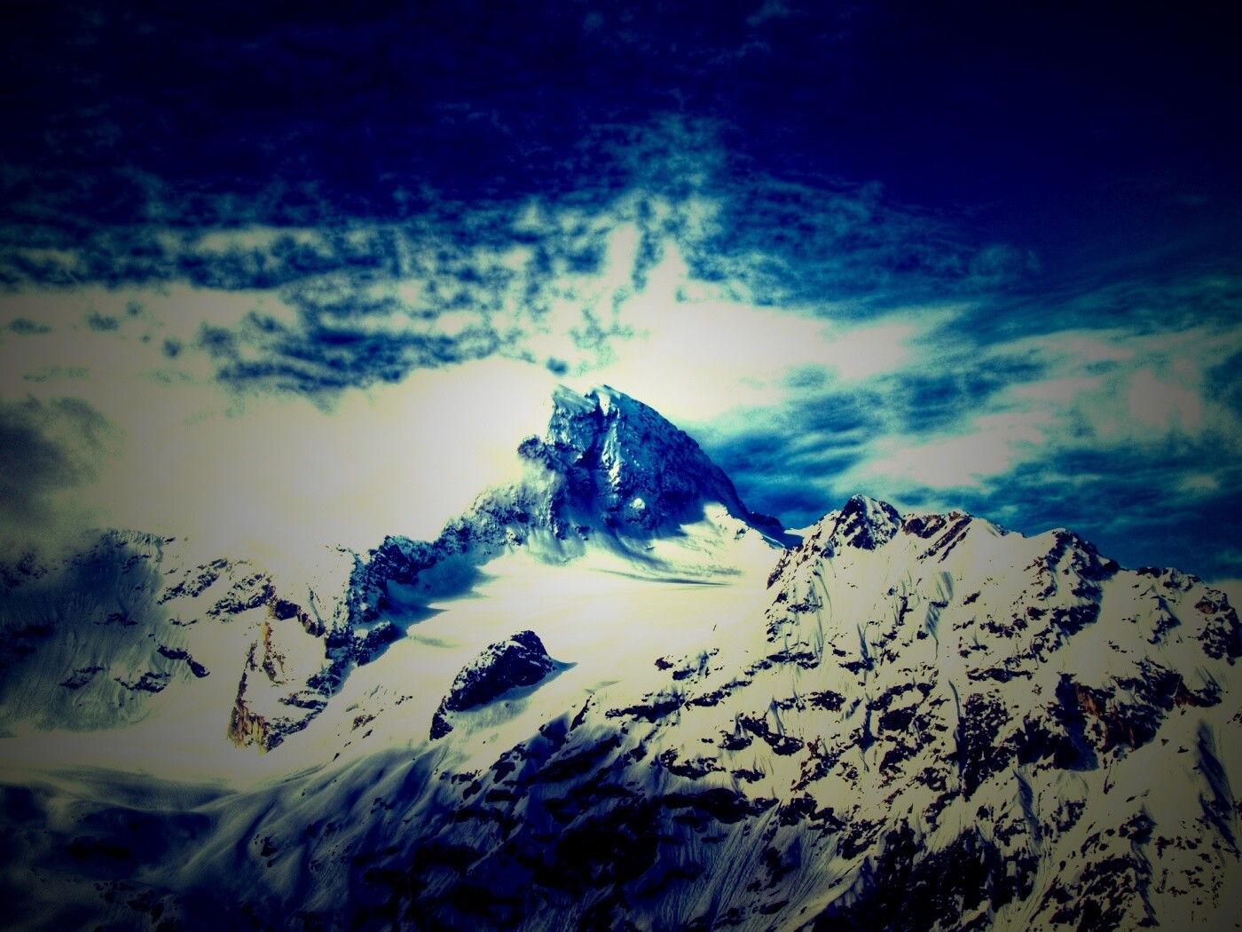 Снежные горные вершины на ветру обои