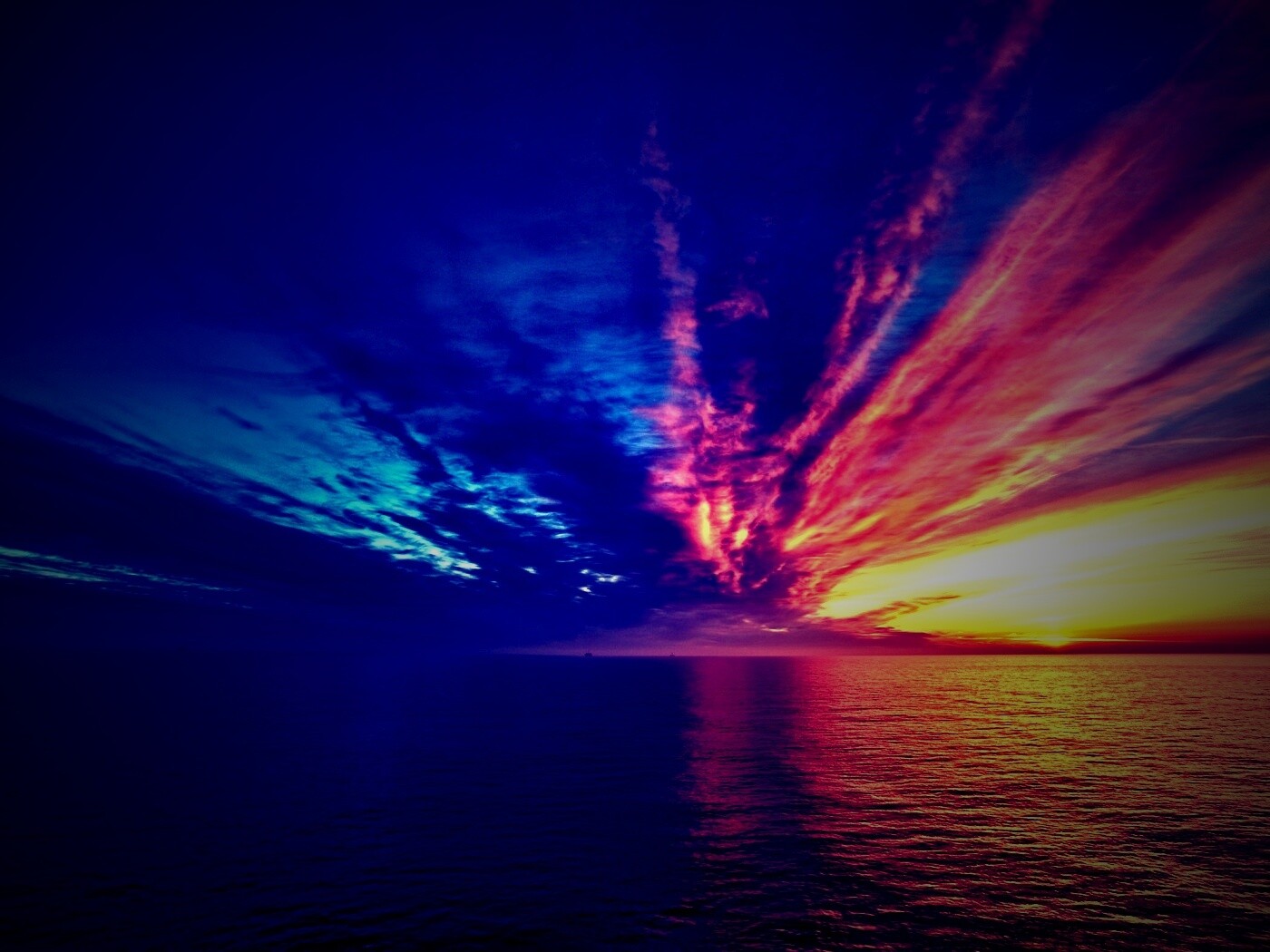 Закатное небо над морем обои