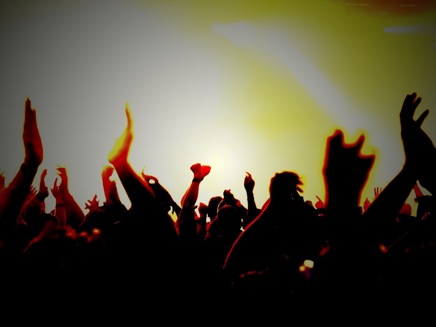 Руки людей на концерте обои
