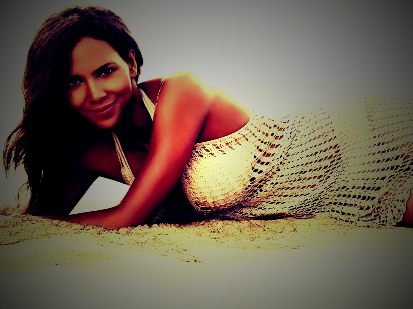 Холли Берри на пляже обои