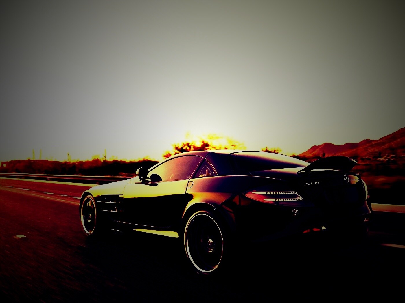 Черный автомобиль уезжает в закат обои