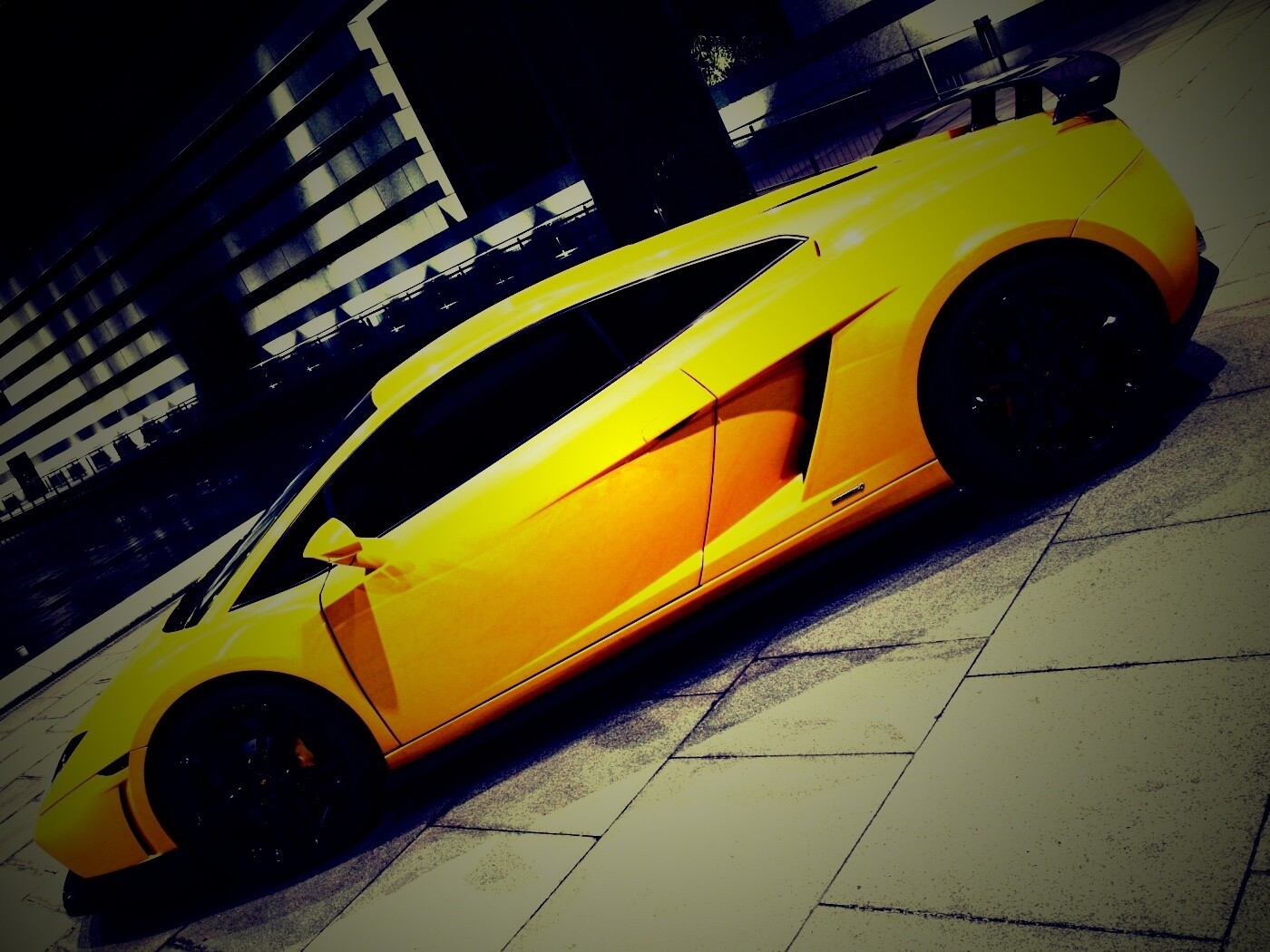 Желтая ламборджини в автосалоне обои