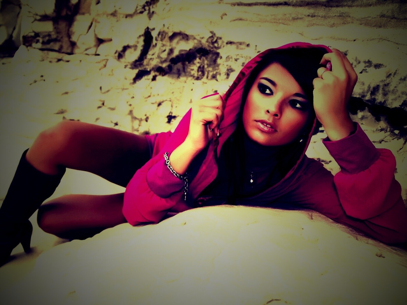 Девушка в розовой накидке обои