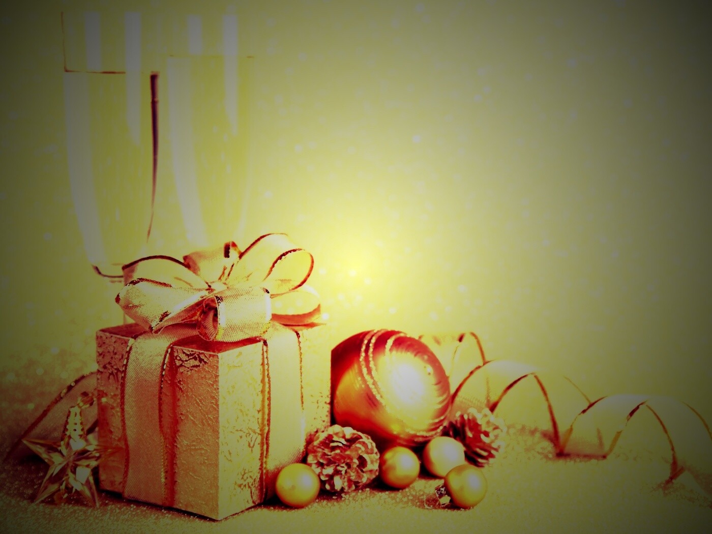 Подарок и бокалы шампанского обои
