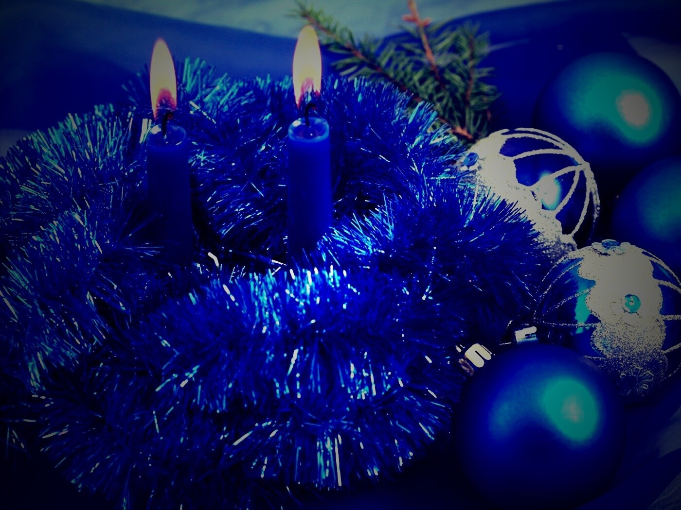 Свечки и новогодняя мишура обои