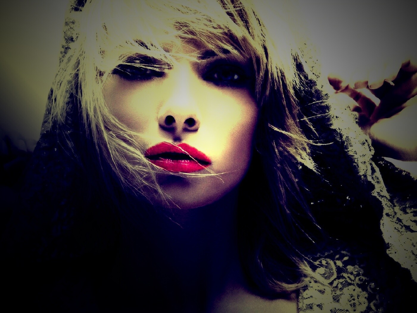 Девушка с красными губами обои