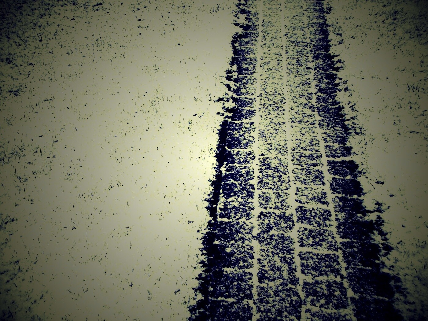 След покрышек в снегу обои