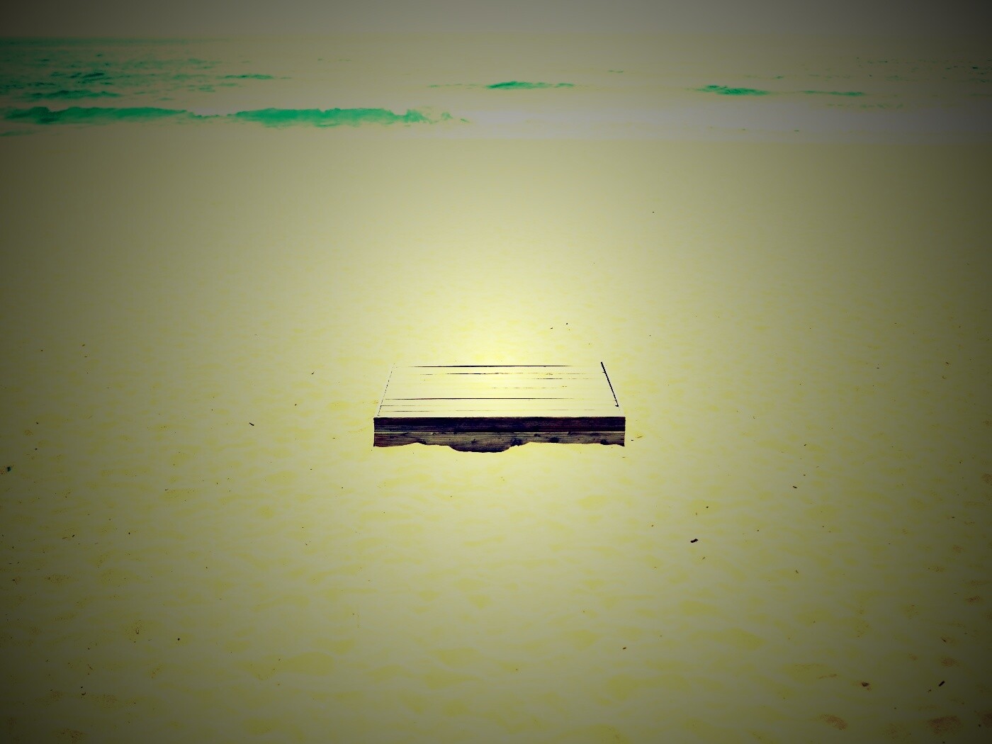 Ящик на пляже обои