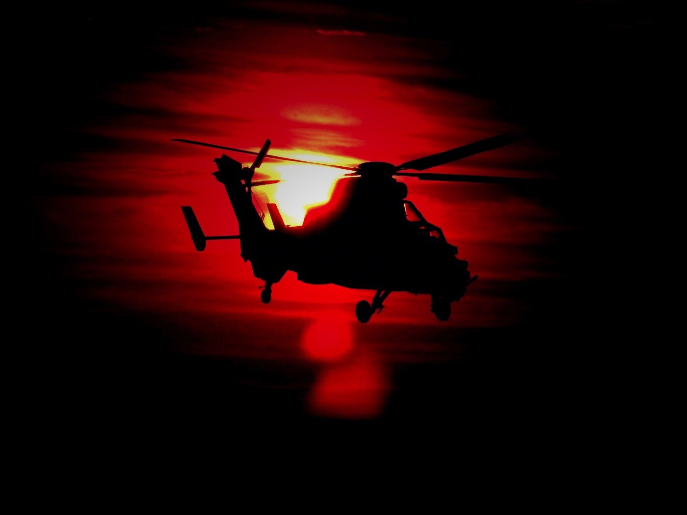 Вертолет в лучах закатного солнца обои
