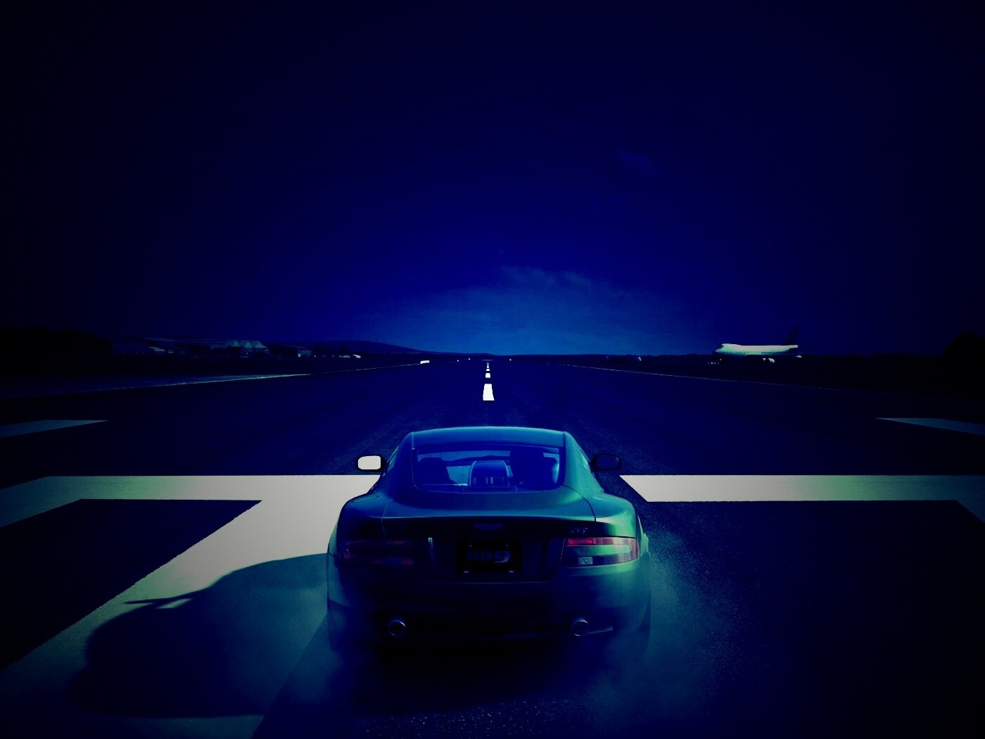 Aston на взлетной полосе обои