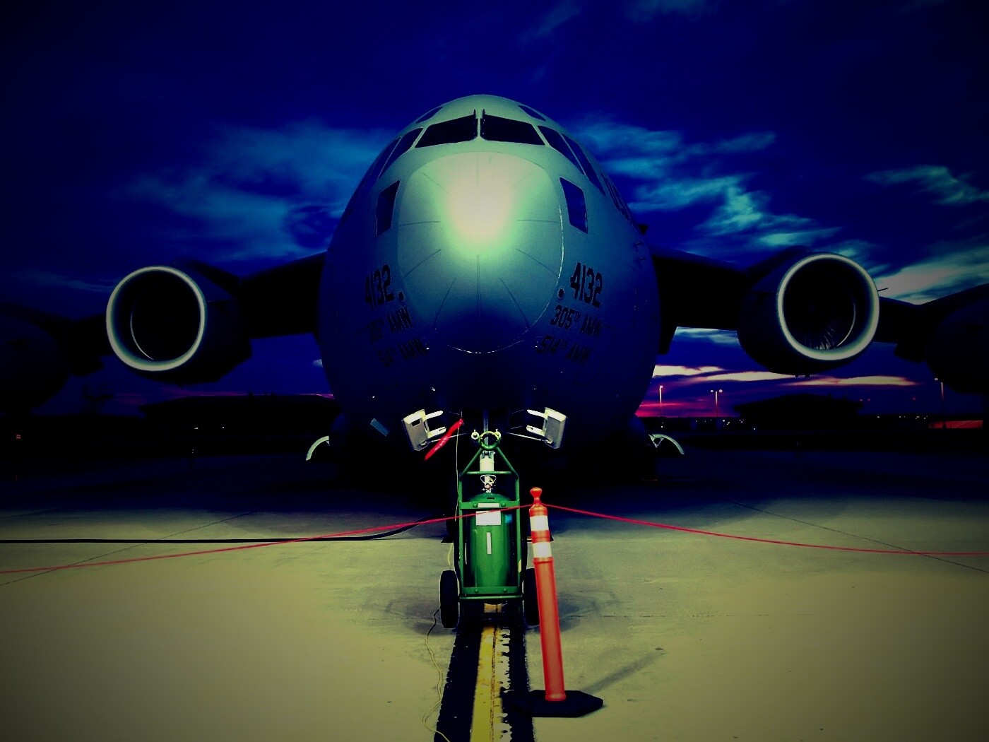 Самолет на взлетной полосе обои