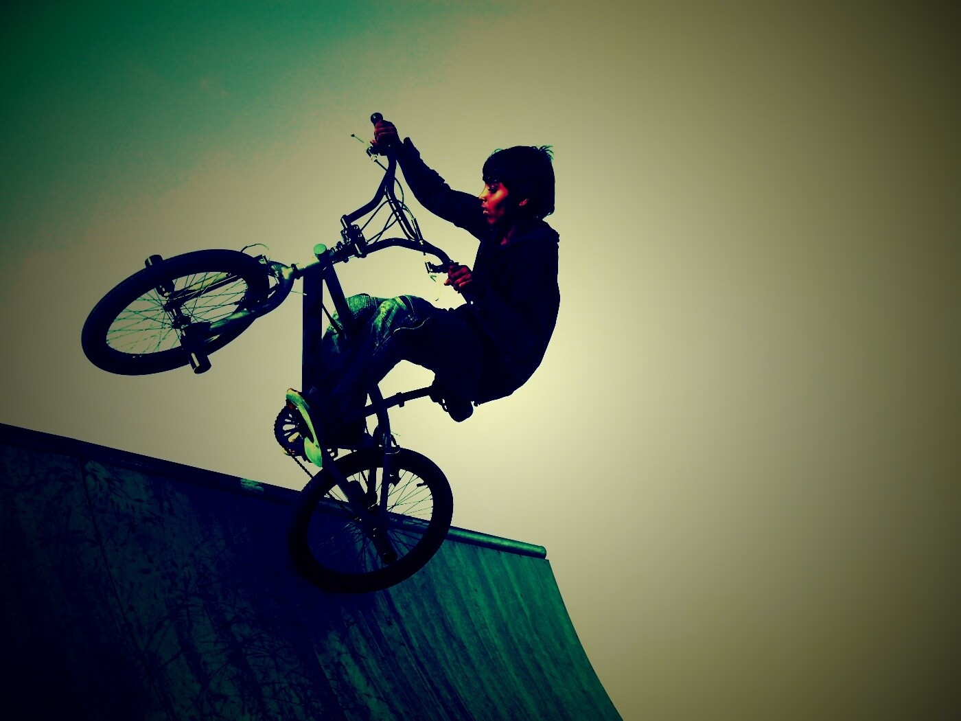 Мальчик на рампе обои