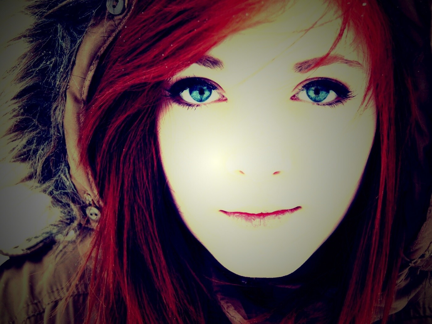 Рыжая в капюшоне обои