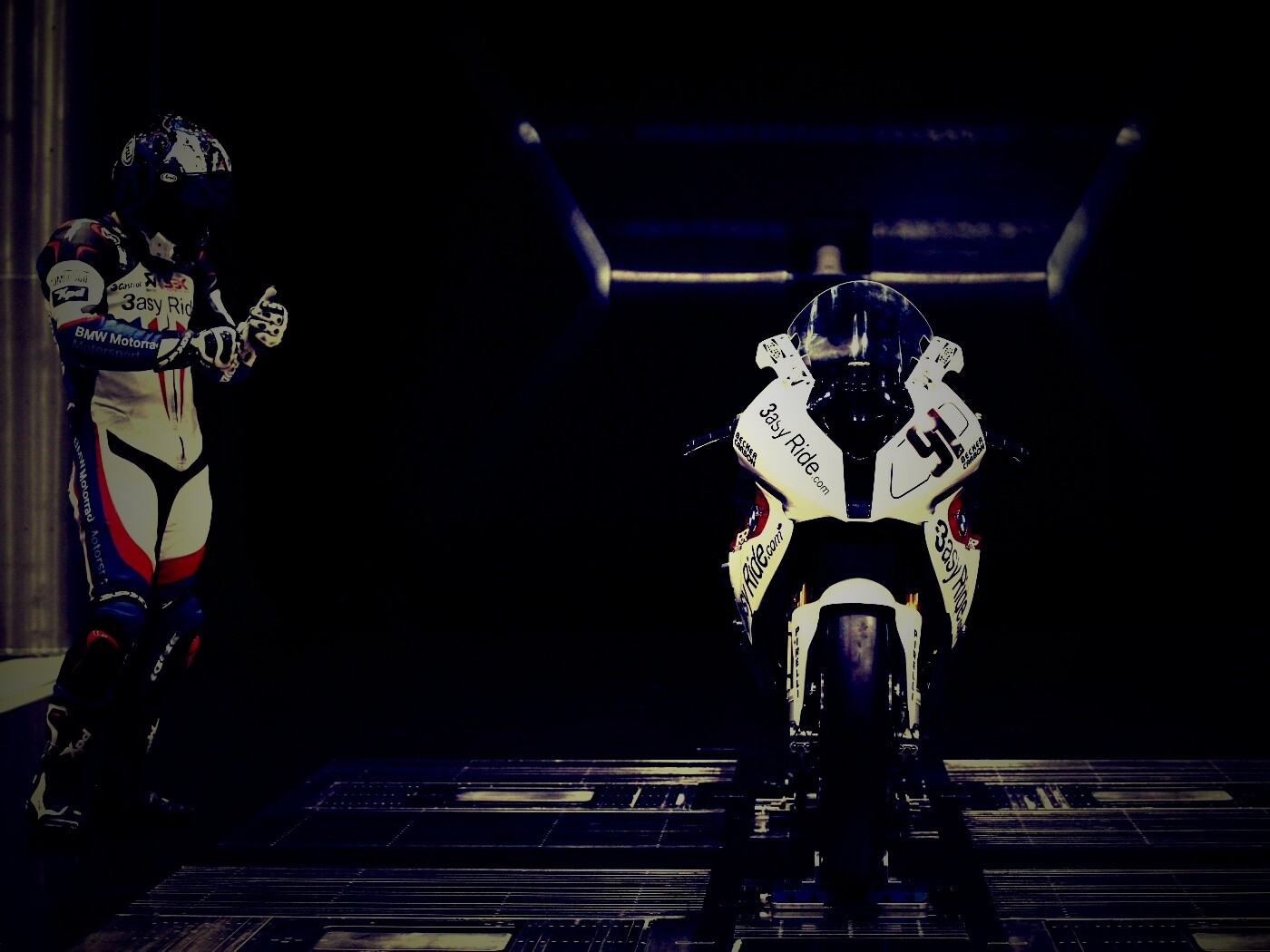 Мотоцикл на тестовом стенде обои