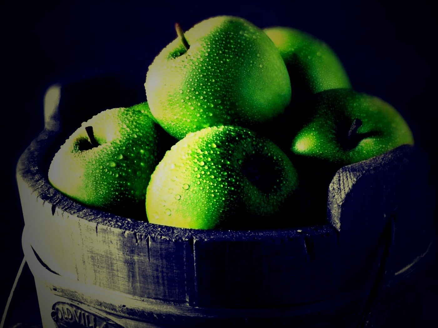 Ведро зеленых яблок обои