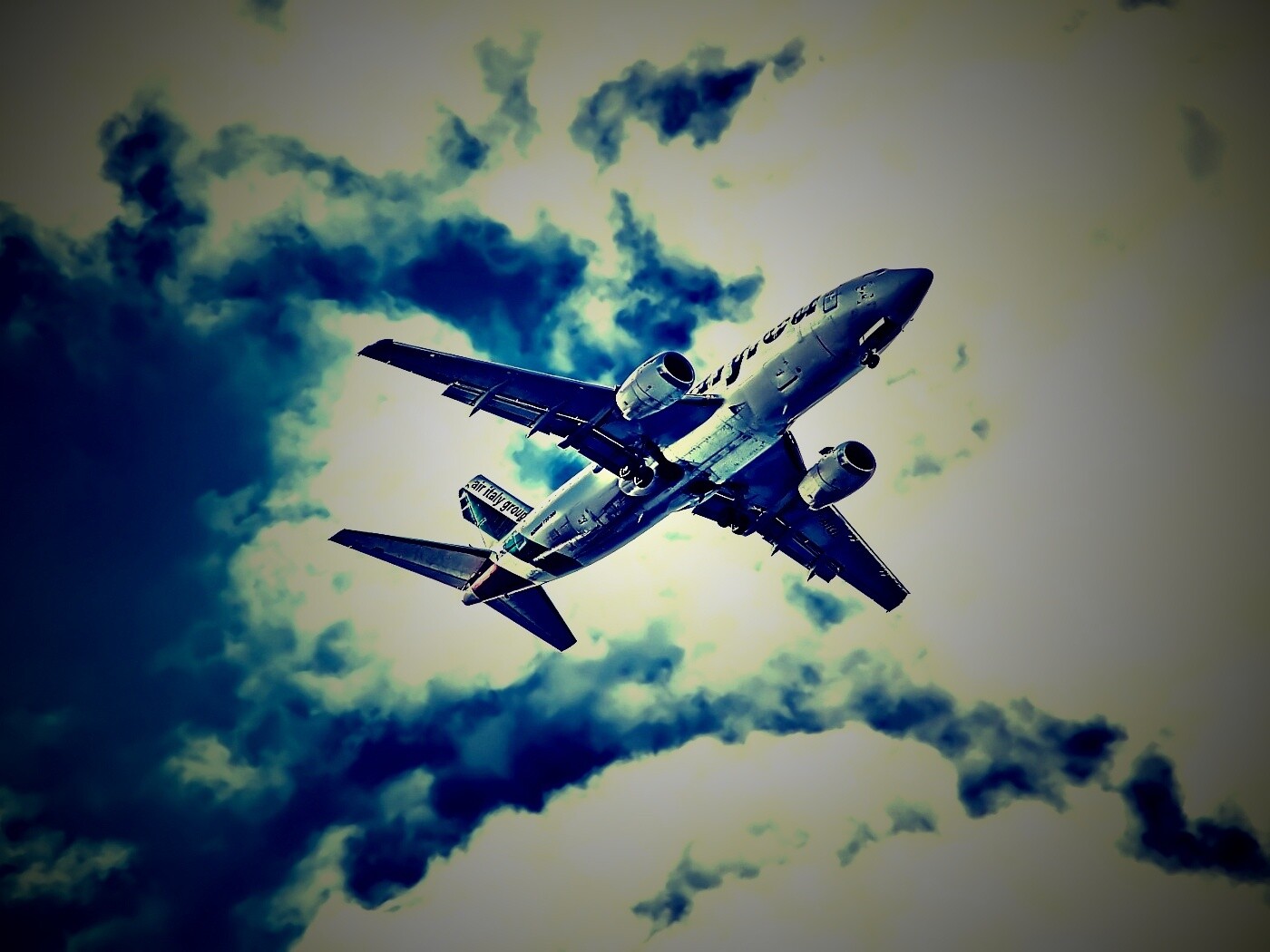 Самолет гражданской авиации в небе обои