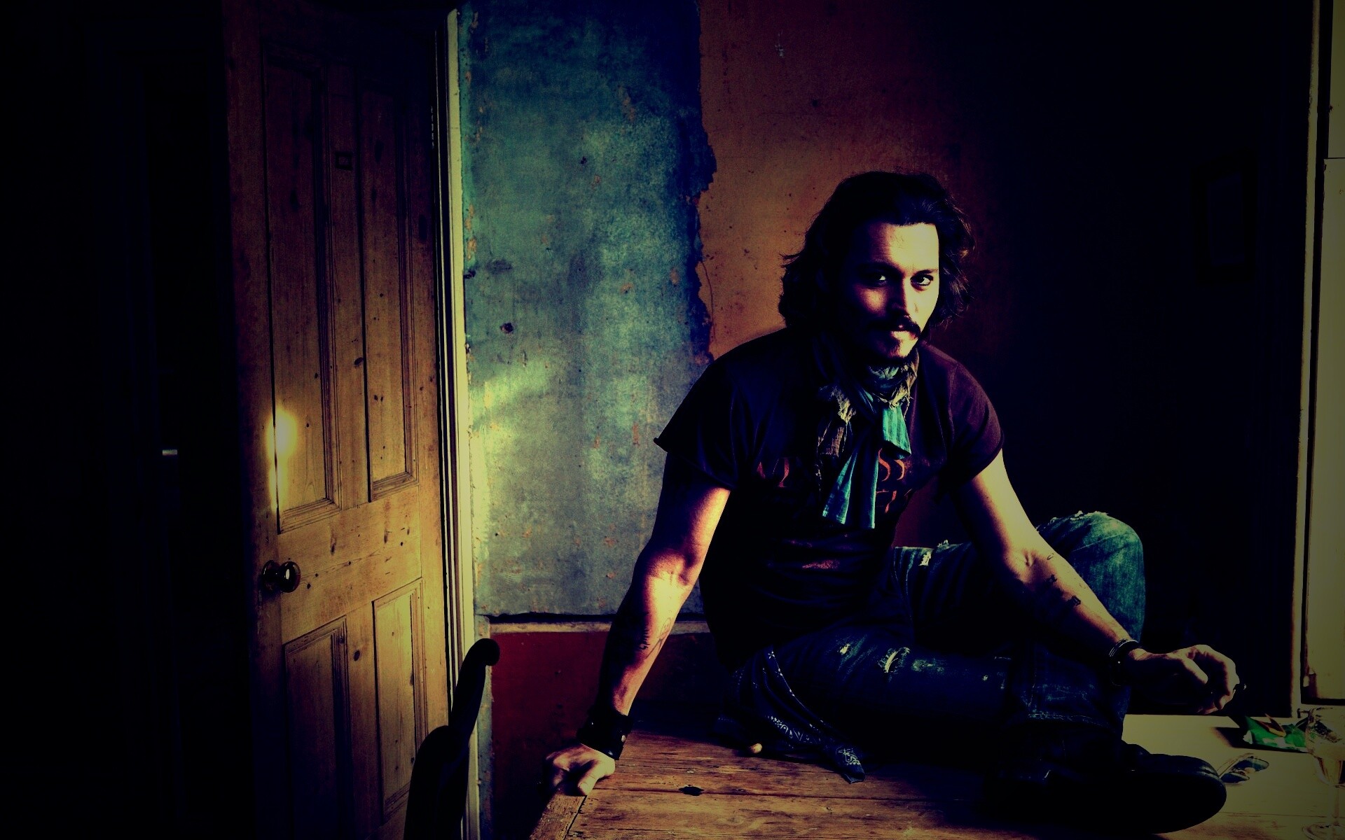Джонни Депп на столе обои