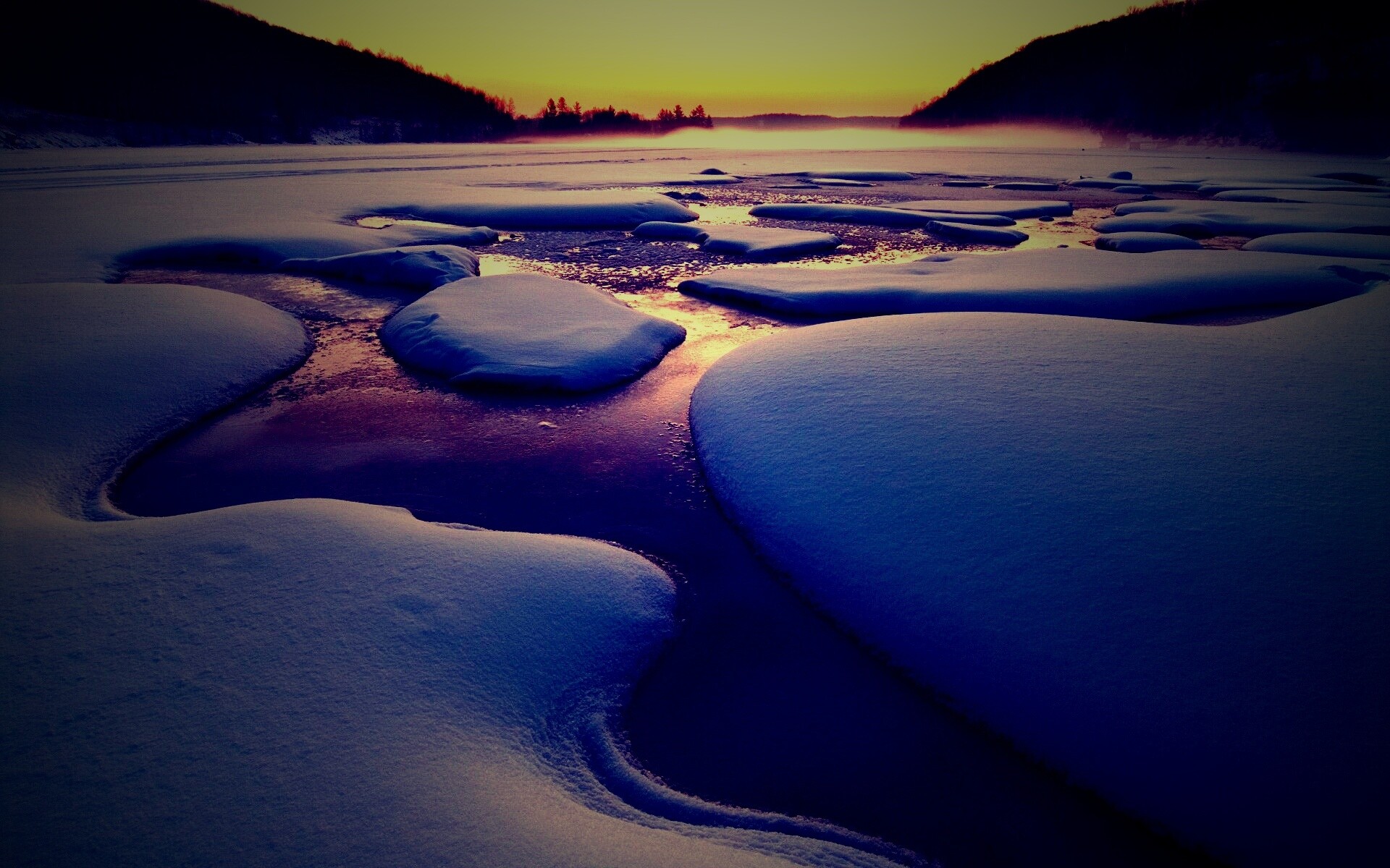 Полынья на замерзшем озере обои