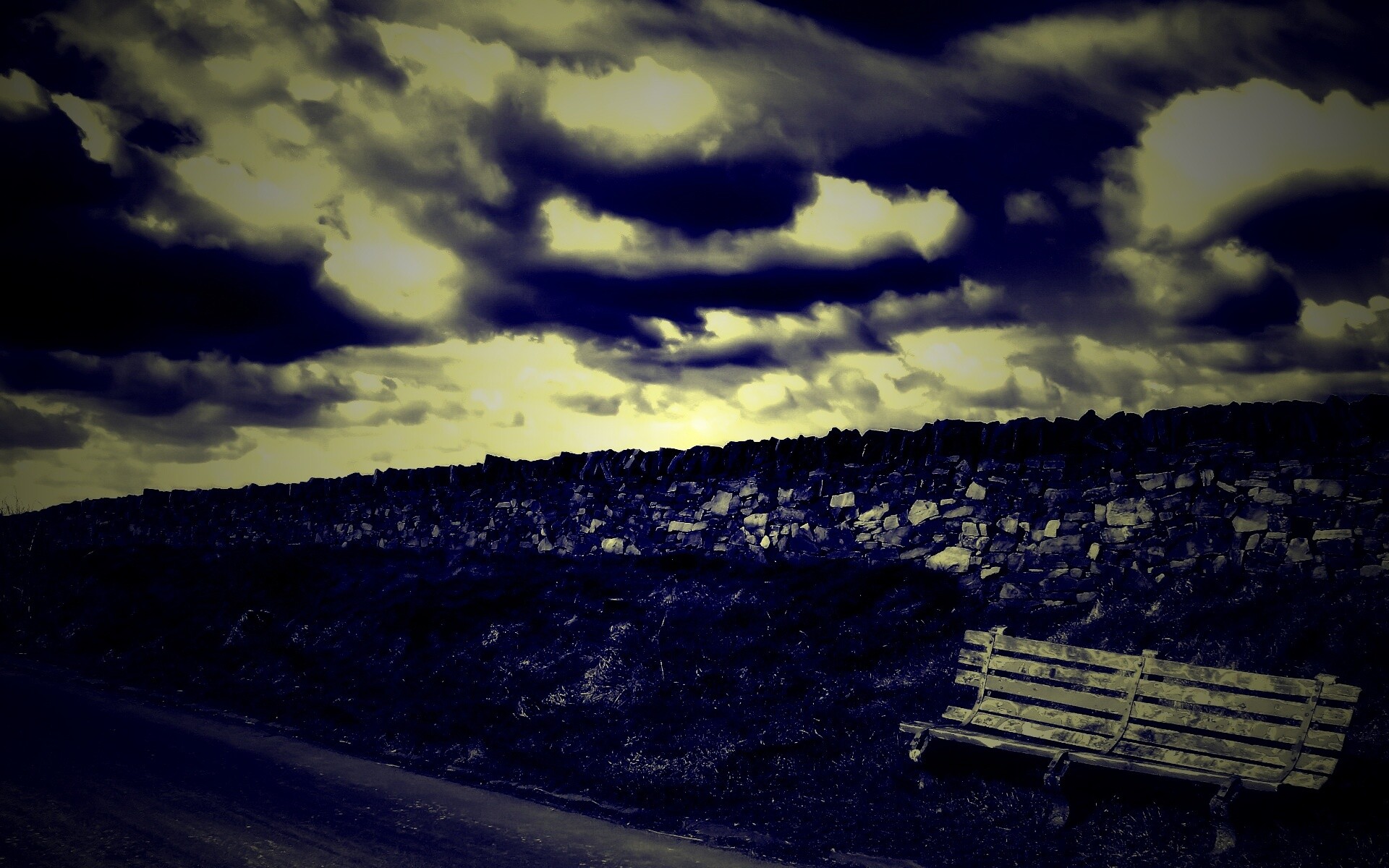 Скамейка у дороги обои