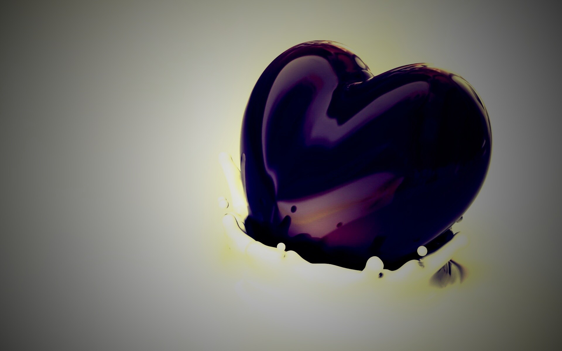 Шоколадное сердце в молоке обои