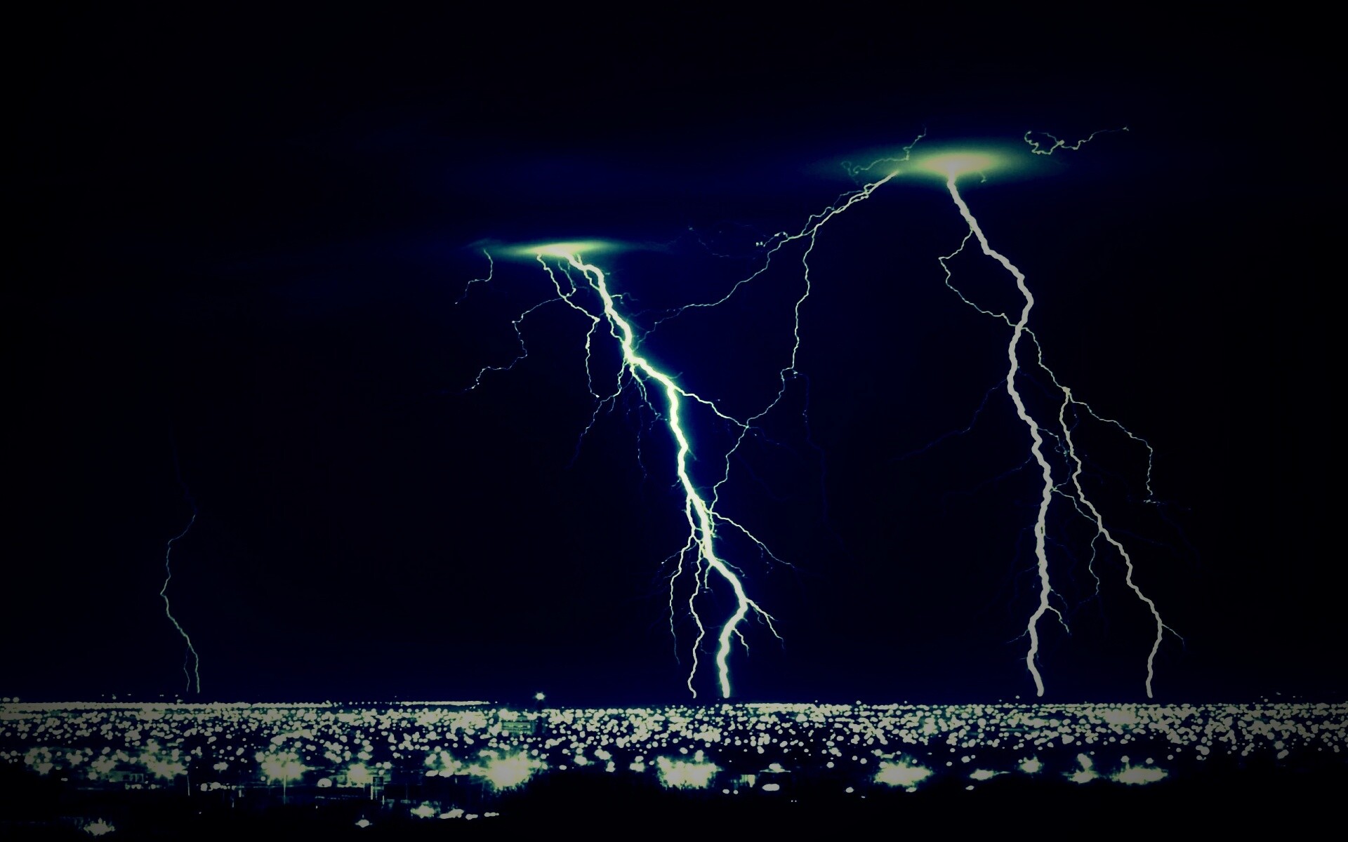 Гроза над городом обои