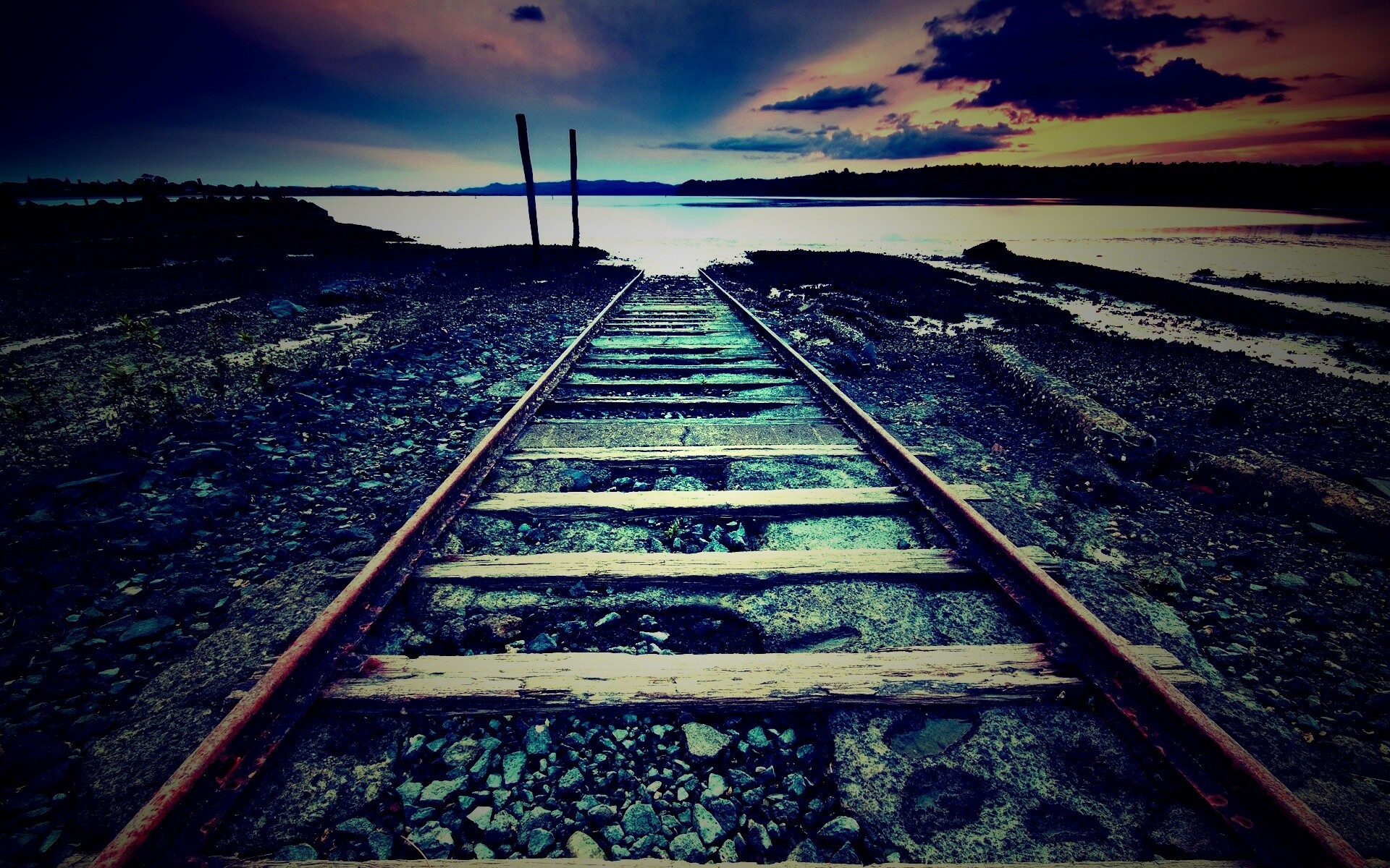 Рельсы обрывающиеся в воду обои