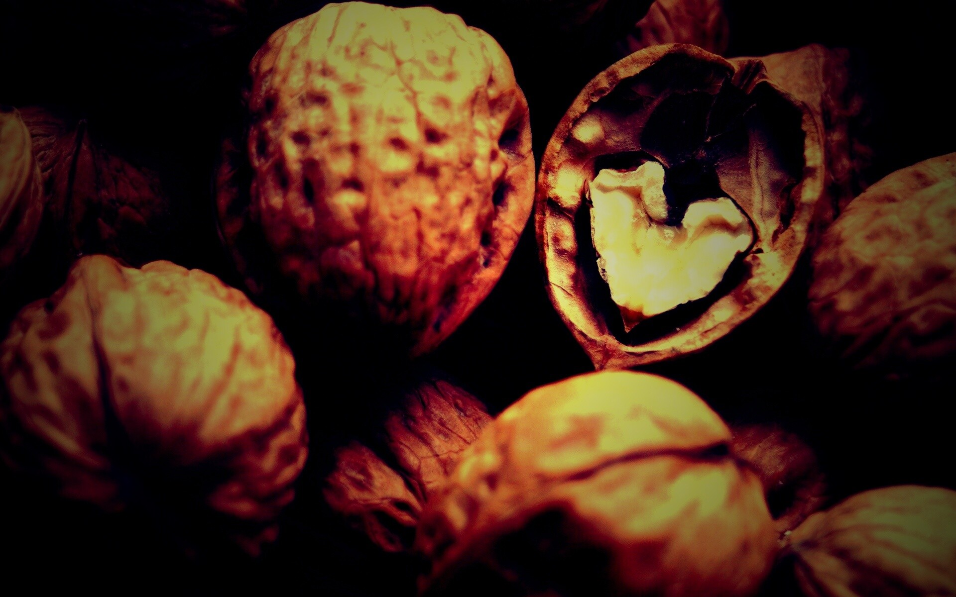 Расколотый орех обои