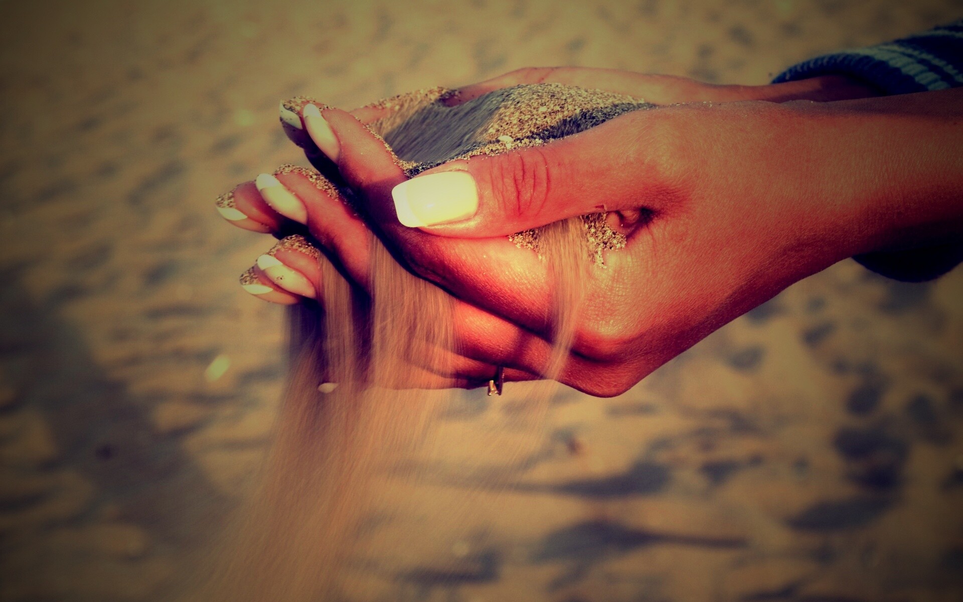 Песок сквозь пальцы обои